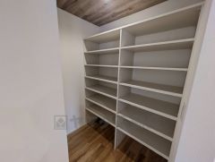 キッチン後方には、高さも幅もしっかりした大容量のパントリーが付いています＾＾長期保存ができるもの、調理器具、防災グッズを入れておくのもいいですね。