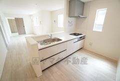 対面式キッチンなのでリビングにいるご家族とコミュニケーションを取りながら洗い物や、お料理が楽しめそうですね＾＾