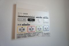 浴室暖房乾燥機。冬はヒートショック対策、梅雨や花粉の時期には洗濯物の乾燥に。一年中活躍できますね＾＾