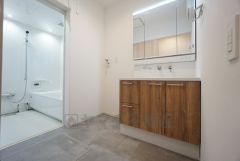 グレーを基本にした落ち着いた雰囲気の洗面脱衣所です。