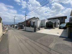 前面道路は北東側約6.6ｍの公道に面しています。