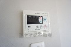 キッチン横からお湯張り、追い炊き、足し湯がボタン一つで楽々操作できる給湯機リモコンです＾＾忙しい夕飯の準備の時間帯に重宝しますね。