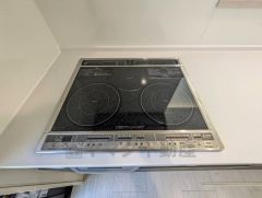 お手入れのしやすいIHクッキングヒーターです。3口コンロなので、効率よくお料理が楽しめます。毎日のお料理も楽しくなりますね＾＾