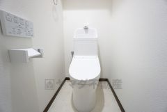 ウォシュレット、暖房便座、節電・節水機能など、使い勝手のよい高機能トイレです。トイレットペーパーの予備などを収納できる棚が付いています。