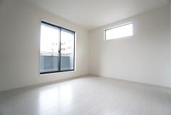 主寝室としてお使いいただけそうなこちらのお部屋は、日当たりが良く、爽やかな風を感じて起きる朝は、快適生活の始まりに。