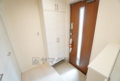 玄関扉にスリットのある明るい玄関です＾＾ シューズボックス付きなので、家族全員の靴がきれいに整頓できます。 