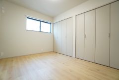 6帖。主寝室としてお使いいただけそうなこちらのお部屋は、日当たりが良く、爽やかな風を感じて起きる朝は、快適生活の始まりに。