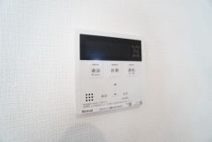 キッチン横からお湯張り、追い炊き、足し湯がボタン一つで楽々操作できる給湯機リモコンです。忙しい夕飯準備の時間帯に重宝しますね。