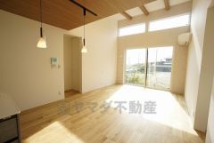 陽光が射し込む明るい空間です。