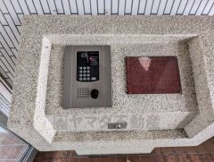 防犯性もばっちり、TVモニター付きインターホン完備。来訪者の顔が見えるので、安心＾＾お子さん1人での留守番時にも活躍しそうです。