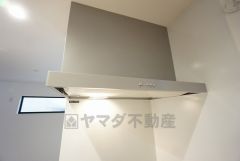 コンロ上には換気扇完備＾＾すぐ横に小窓が設けられているので、換気扇と合わせてWで換気できます＾＾
