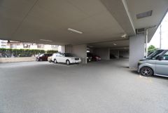 平面駐車場有。お車での通勤やお買い物にも便利で、日々の暮らしを快適にサポートしてくれます。（月額6500～8500円）