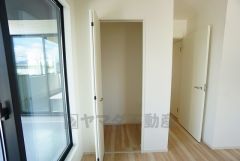 暖かい日差しが差し込む洋室。たっぷり収納できるクローゼット付きでお部屋の中をすっきりと快適に保てます。