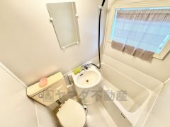2階浴室。洗面台、トイレ一体型。