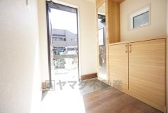 ご家族の靴をスッキリと片付けられるシューズボックス付きの玄関です＾＾スッキリと片付いた玄関は気持ちがいいです。