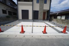 駐車スペースはゆとりある2台分を確保。マイカー用に、お客さま用に、余裕を持ってご利用いただけます。