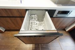炊事時間を大幅に短縮できる食器洗浄乾燥機付き＾＾食器を洗う手間が減るので家族とのコミュニケーションの時間や自分の時間が増えますね。