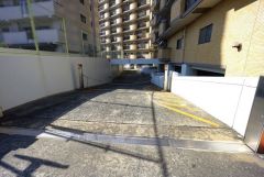 敷地内駐車場（月額8000円）。空き状況は要確認。