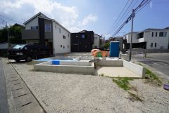 駐車スペースはゆとりある2台分を確保。マイカー用に、お客さま用に、余裕を持ってご利用いただけます。