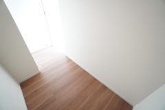 収納力豊富なウォークインクローゼット。洋服や小物などを1箇所にまとめて美しい収納を実現します。スーツケースのような大型の荷物も置けます＾＾