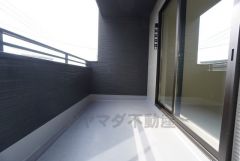 広々としたバルコニー。 天気のいい日にはお布団もまとめて干せそうですね＾＾