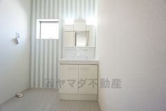 三面鏡にハンドシャワー付きで使いやすい洗面台です＾＾鏡裏と洗面ボウル下に収納付きの洗面台なので、整理整頓ができスッキリと使えます＾＾