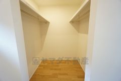 2階全洋室にハンガーパイプ付きのウォークインクローゼットが設けられています。たっぷり収納できるので衣替えの心配もいりませんね＾＾ 
