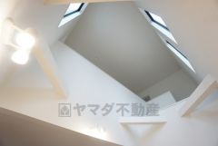 リビング上部は一部吹抜けとなっております。天井まで見渡すことが可能であるため視線の抜けが良く、実際の部屋の広さよりも広く感じます＾＾