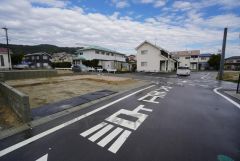 前面道路は東側約6ｍ、北西側約6.9の公道に面しています。 道路幅が広いので駐車もラクラクできそうですね＾＾ 