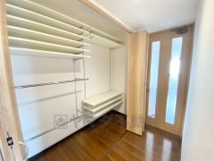 廊下には大容量の収納完備。ご家族の衣類や荷物をまとめて収納できます＾＾適切な場所に配置することで生活動線を短くし、家事効率も高まりますね＾＾ 