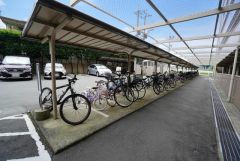屋根付き駐輪場なので、雨の日も自転車を安心して保管できます。通勤・通学に自転車を使う方にも便利です＾＾