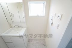 洗面化粧台の横にはランドリースペースあり。上部には窓も付いています＾＾明るく換気に便利ですね＾＾