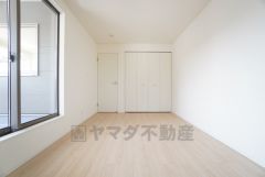7.5帖。主寝室としてお使いいただけそうなこちらのお部屋は、日当たりが良く、爽やかな風を感じて起きる朝は、快適生活の始まりに。 