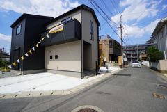 前面道路は東側4.9ｍ、南側4.9ｍあり、一般的な車同士がすれ違うスペースが十分にあります。