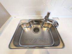 洗える幅の広いシンクです＾＾ステンレスシンクなので簡単にお掃除できますよ。洗剤やスポンジもすっきりできる収納付き。