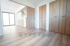 リビング隣には、収納スペース2ヶ所の洋室をご用意＾＾