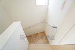 お子様も高齢の方も安心して上り下りができる手摺がついた安心設計です。 階段には小窓を配置しました。日中でも暗くなりがちな階段下が明るくなり安全ですね。