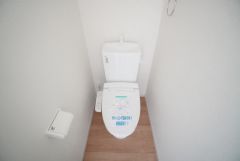 温水洗浄機付トイレです。節水機能もあるので、安心して使えますね。もちろん、1階2階の2ヶ所にトイレがあるので、忙しい朝にもゆとりができますね。