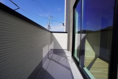 陽当たりの良いバルコニーです。天気のいい日にはお布団もまとめて干せそうですね＾＾