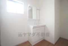 三面鏡裏収納付き洗面化粧台です＾＾ 歯磨きセットやスキンケア用品などの収納に便利ですね。 生活感も隠すことができ、来客時にも安心です。