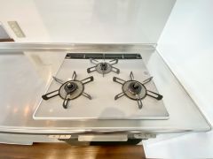 3種類の料理が同時に調理できる、3口ガスコンロ。忙しい夕食の支度時間が短縮できて効率よくお料理が楽しめます。