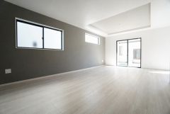 大きな窓のあるリビングは、陽光あふれる明るい空間です。居心地良く、ご家族皆がゆったり寛げる憩いの空間となりそうです。