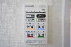 浴室暖房乾燥機には、暖房、乾燥、涼風、換気の4つの機能が付いています。タイマー付きです。換気・雨の日の洗濯も安心です＾＾