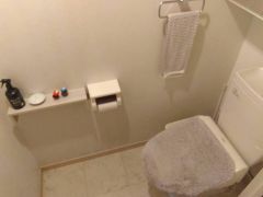 トイレはすっきりした見た目で、奥の掃除もしやすいです＾＾
