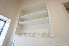 洗濯機上部に可動棚を設置。洗剤置場として重宝しますね＾＾