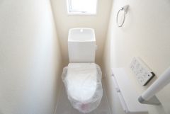1階2階の2ヶ所にトイレがありますので、忙しい朝にも家族に気を使わず、ゆとりが生まれますね＾＾ 小窓付きで換気する時に便利です＾＾