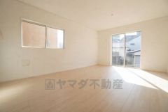 大きな掃き出し窓のあるリビングは、陽光あふれる明るい空間です。ゆったりと寛げる憩いの場となりそうです。