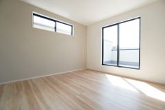 ご夫婦お二人のプライベートシーンを演出する寝室は、大容量のウォークインクローゼット付き。バルコニーに面しており、明るい陽射しが差し込みます。