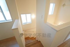 お子様も高齢の方も安心して上り下りができる手摺がついた安心設計です。 階段には小窓を配置しました。日中でも暗くなりがちな階段下が明るくなり安全ですね。