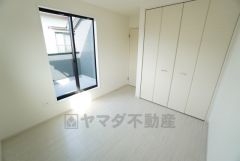 収納量たっぷりのクローゼット付です。ナチュラル色のフローリングで開放的な優しい雰囲気になっています＾＾